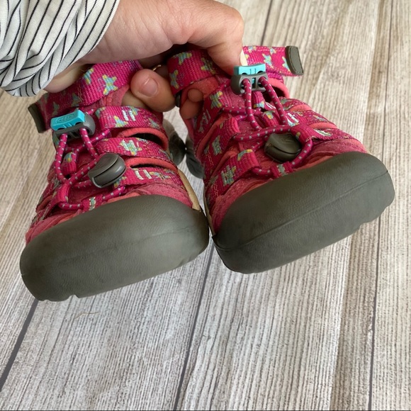 Keen pink butterfly shoes/sandals - Picture 6 of 8
